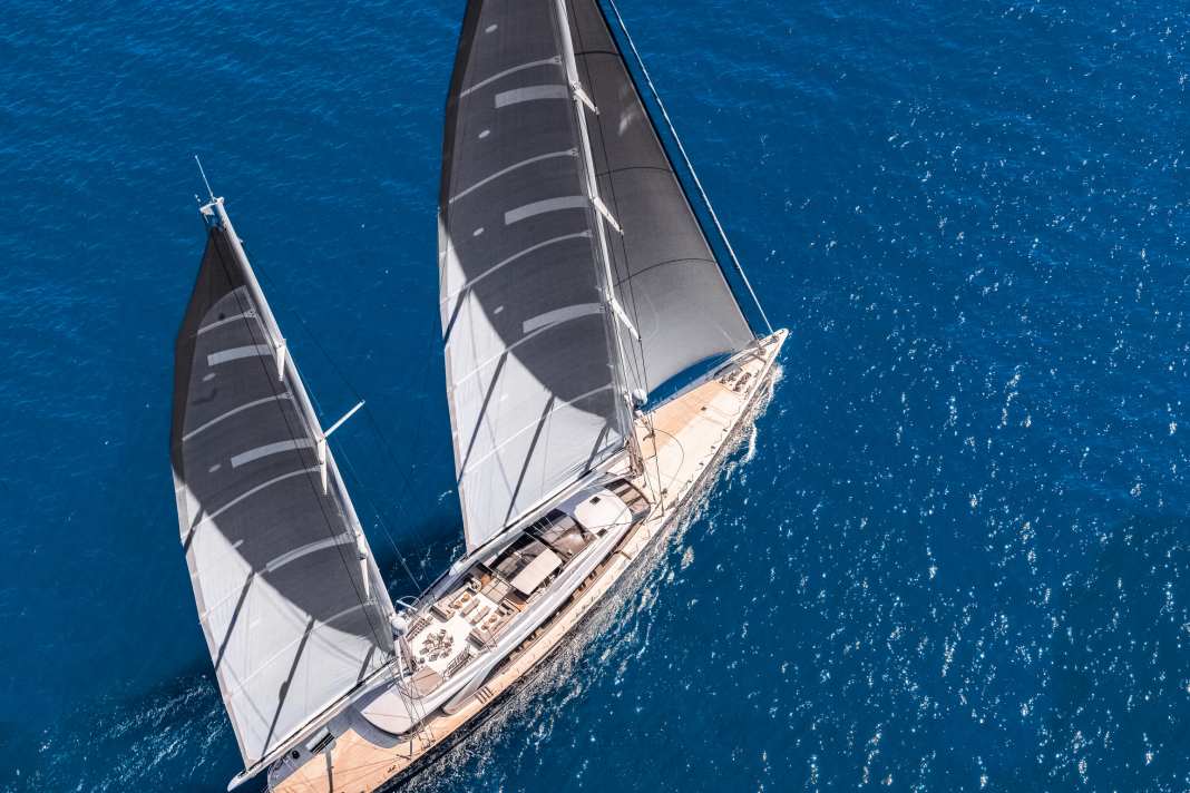 Alu-Gigant am Wind: An den 62 und 72 Meter hohen  Rondal-Masten trägt „Sybaris“  3.045 Quadratmeter 3DL-Laminat,  der Segeltrimm erfolgt vom  modern ausgestatteten  Steuerstand auf der 18 Meter  langen Flybridge