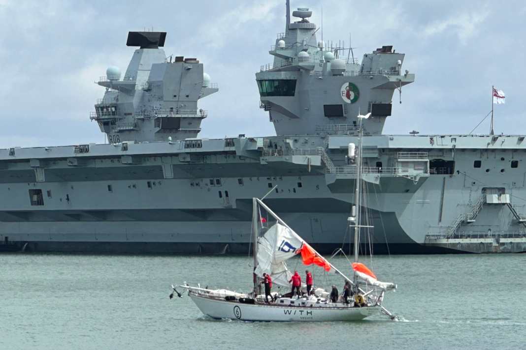 "Galiana WithSecure" passiert auf dem Weg zurück in den Hafen "HMS Queen Elizabeth"