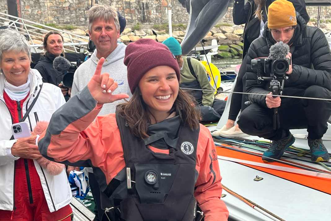 Die Frau der Stunde: Cole Brauer im Ziel der Global Solo Challenge