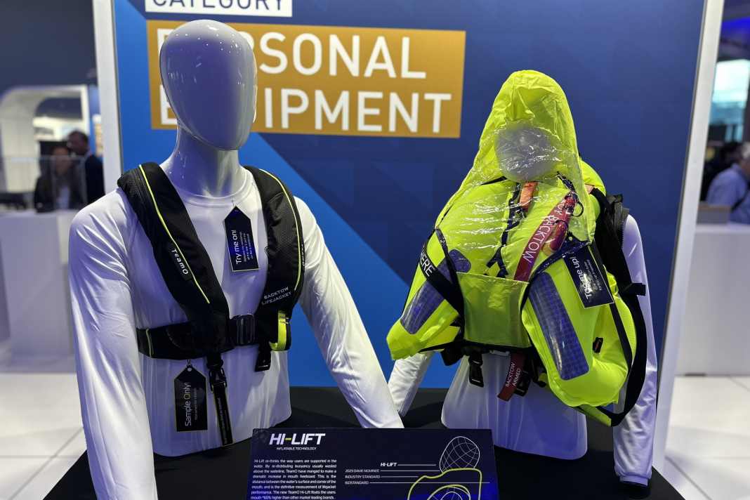Il nuovo giubbotto di salvataggio di TeamO è stato progettato per offrire maggiore galleggiabilità e quindi più bordo libero. La bocca e il naso sono più lontani dalla superficie dell'acqua, il che dovrebbe migliorare la respirazione indisturbata anche in caso di mare mosso.