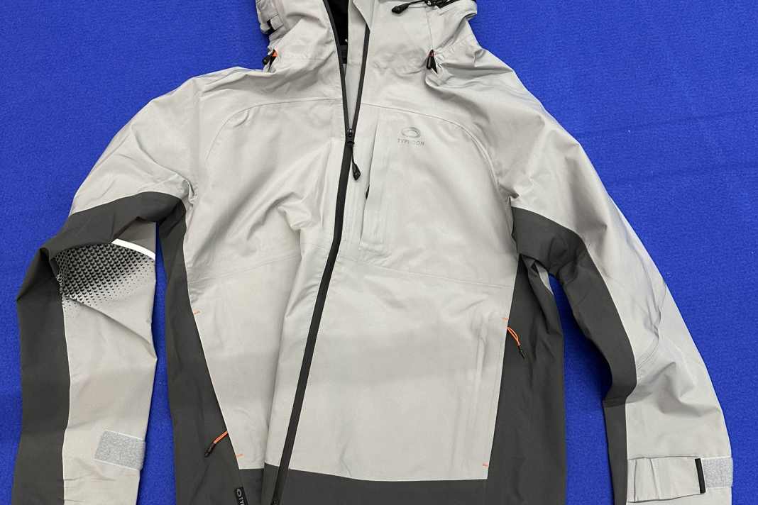 Typhoon propose un nouveau maillot de bain côtier. Le matériau à trois couches est très léger. Le ciré comprend une veste et un pantalon pour 149 euros chacun.