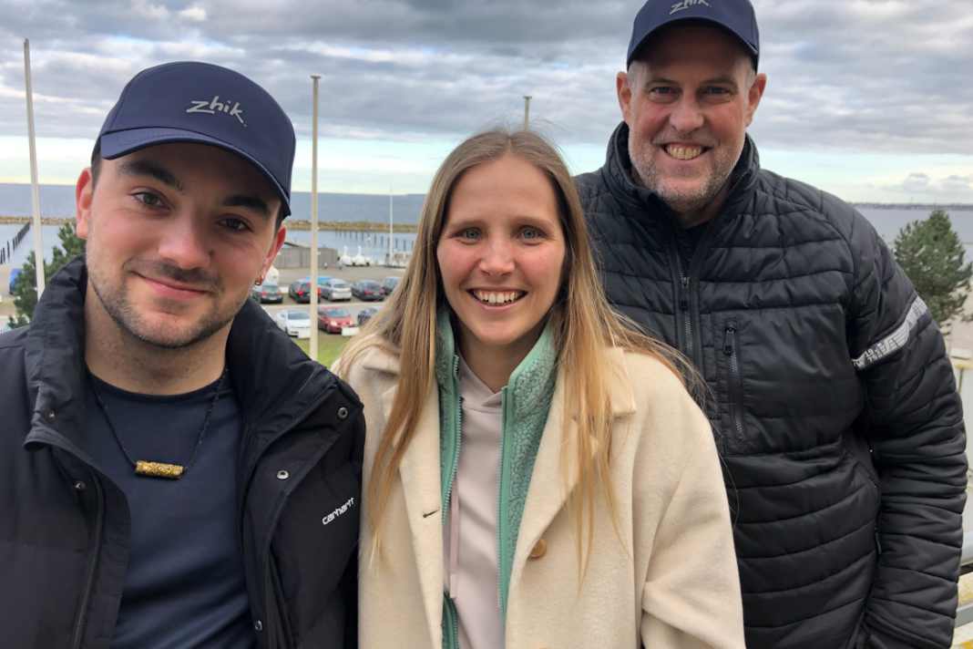 I giovani tedeschi della Coppa America in movimento (da destra): Lo sponsor e coordinatore Marc Pickel, Carolina Werner (team manager della squadra femminile tedesca per la Women's America's Cup) e l'iniziatore e amministratore delegato di embRACING Paul Farien.