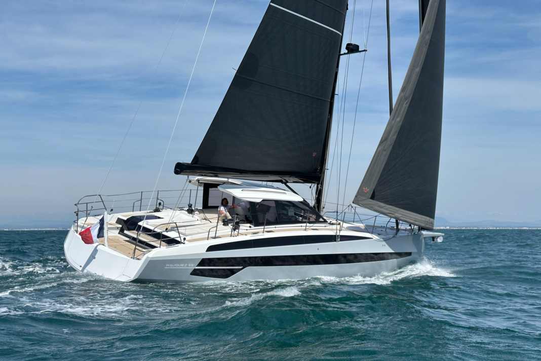 Fresh design language. The running decks are raised and lead over the cabin superstructure with a lot of negative leap.