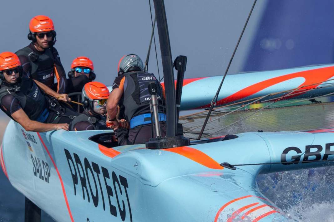 Das britische Team beim Sails GP mit den Kask-Helmen