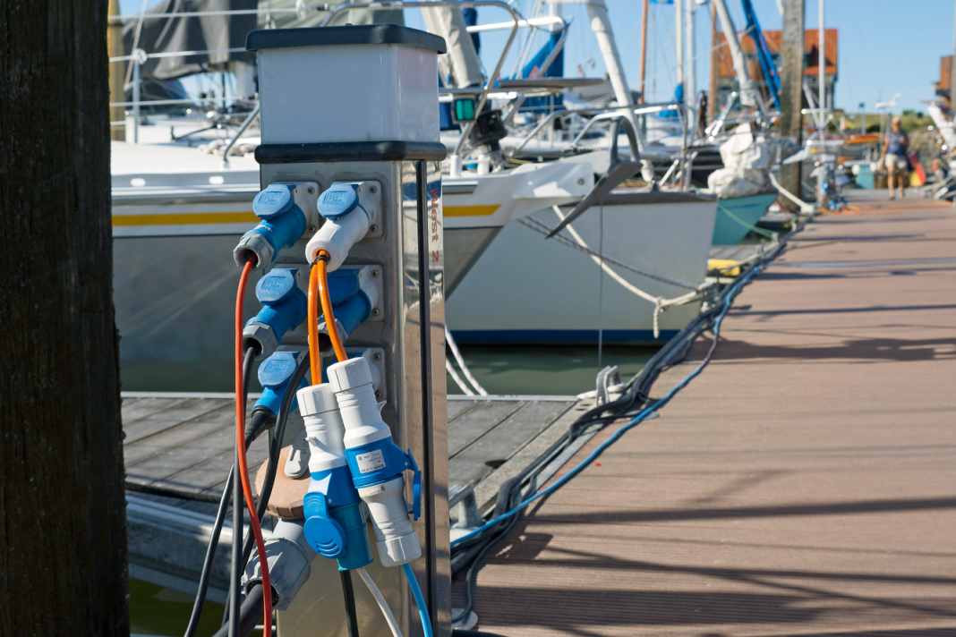 Une croissance sauvage sur la colonne électrique. Les adaptateurs et les distributeurs sont un risque pour la sécurité