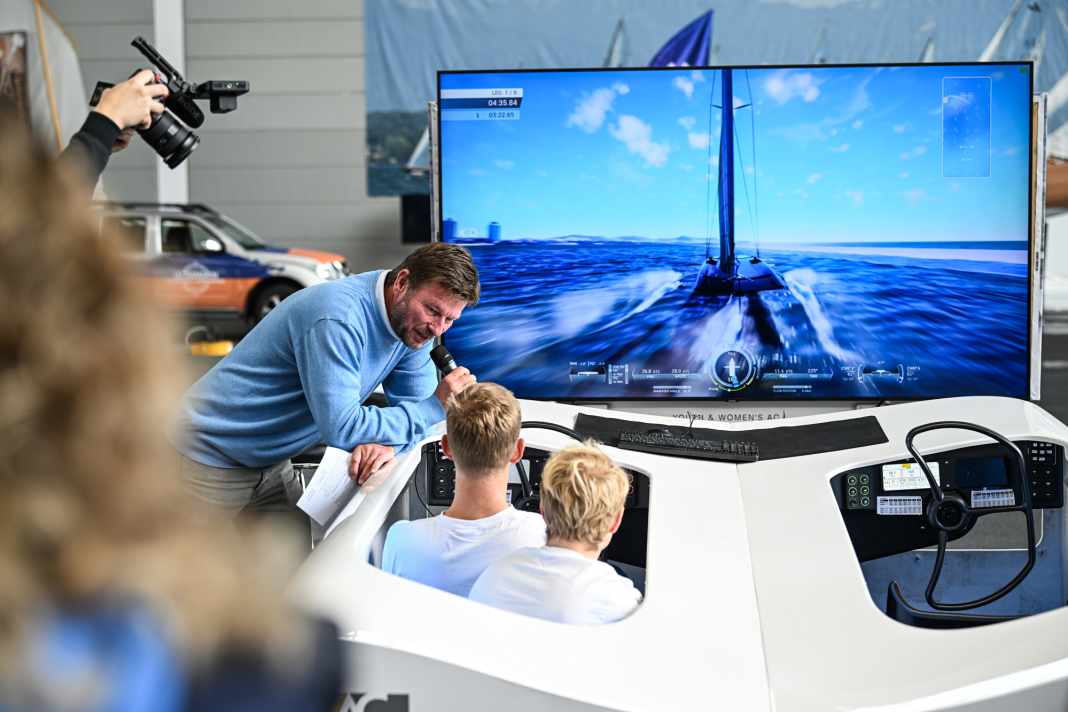Virtuelles America’s-Cup-Training mit Profis für jedermann: Auf der Interboot darf das Publikum unter Anleitung der deutschen Cup-Youngster Lukas Hesse und Jesse Lindstädt sogar selbst ans Steuer.