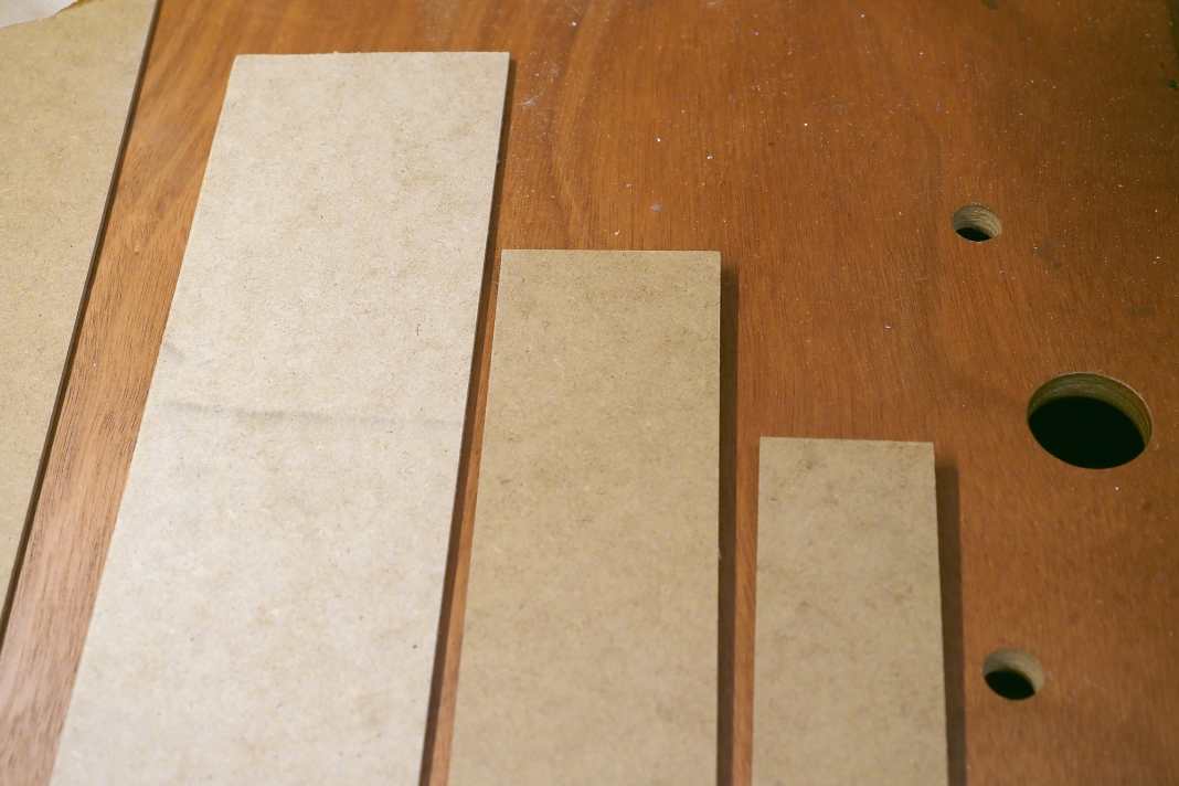 Préparer le matériel :  Le matériau brut est un panneau dur d'environ trois millimètres d'épaisseur. On y découpe des bandes de 5 à 15 centimètres de large. Le mieux est d'utiliser une scie circulaire.