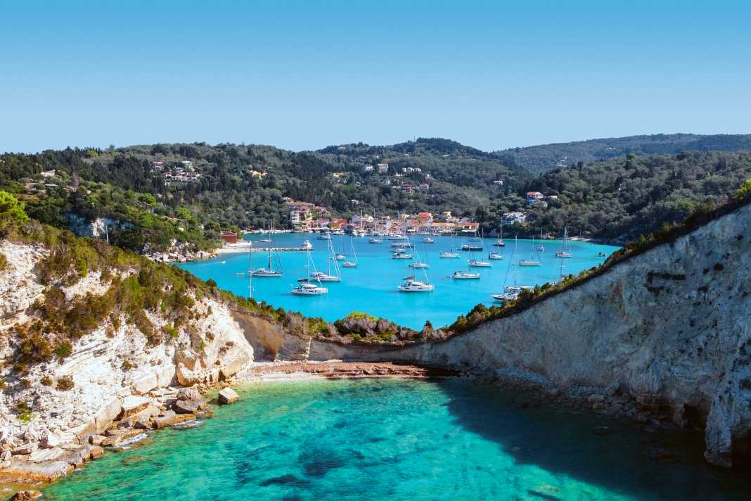 Lakka, Insel Paxos: Eine der schönsten Buchten ganz Griechenlands. Viel Platz, sehr guter Schutz. Leider meist stark frequentiert. Am Pier (Wasser, Strom) ist Platz für ca. 10 Yachten. Kult ist der Sundowner in „Fanis Bar“. Restaurant-Tipp: das „Stasinos“. Schöner Innenhof, sehr gute Küche. Im Dorf gibt es eine gute Bäckerei