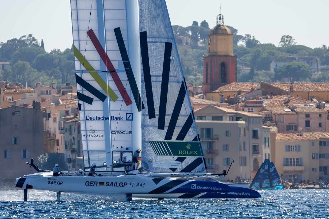 Das Germany SailGP Team vor typischer Saint-Tropez-Kulisse