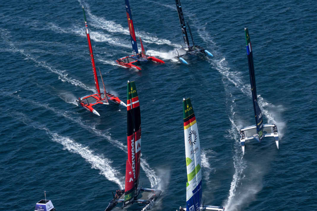 Hier jagen das Germany SailGP Team und die Gegner um eine Marke.