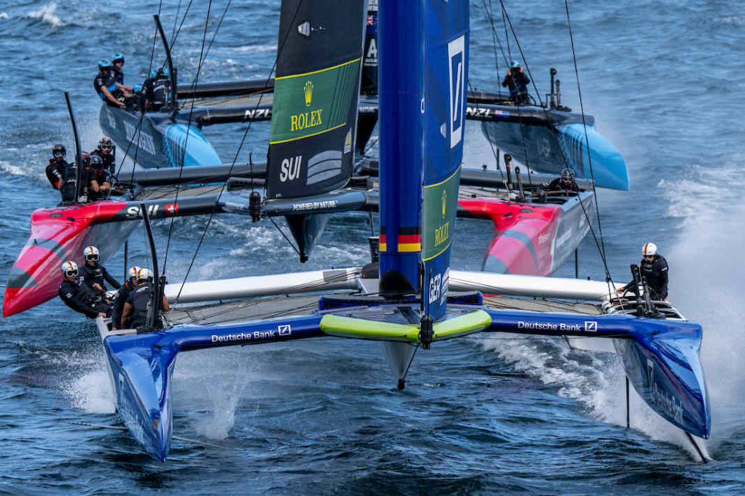 Hier wird das Germany SailGP Team mit Fahrer Erik Kosegarten-Heil von Schweizern und Kiwis gejagt.