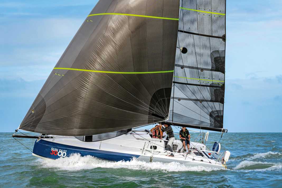 Kommt das Schiff ins Gleiten, hebt sich auch der Scow-Bug aus dem Wasser. Die Sun Fast 30 One Design mag vor allem die Kurse raumschots