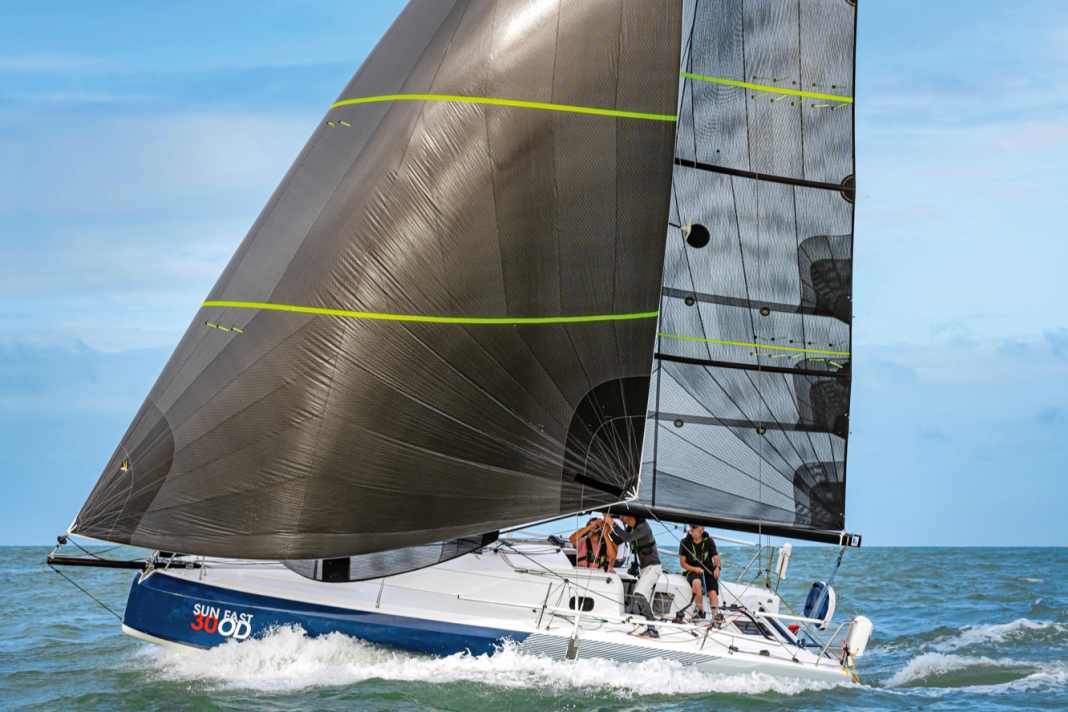 Kommt das Schiff ins Gleiten, hebt sich auch der Scow-Bug aus dem Wasser. Die Sun Fast 30 One Design mag vor allem die Kurse raumschots
