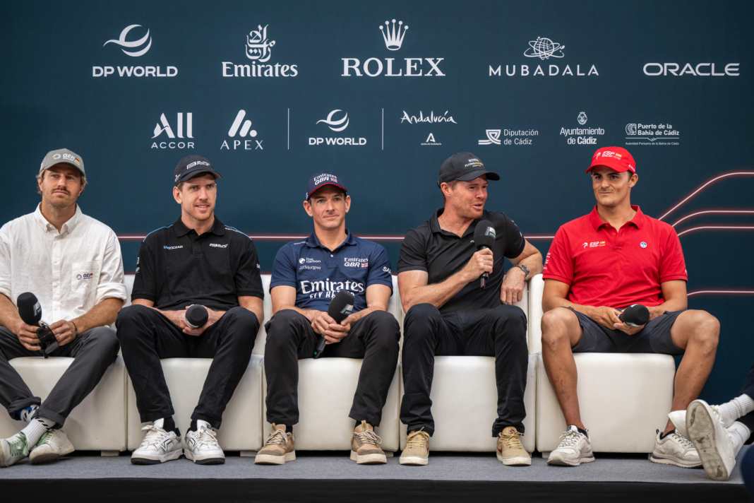 Mit den SailGP-Größen auf einer Bank (v.l.n.r.): Der zweimalige olympische 49er-Bronzemedaillen-Gewinner Erik Kosegarten-Heil und die Olympiasieger Peter Burling, Dylan Fletcher, Tom Slingsby und Diego Botin.