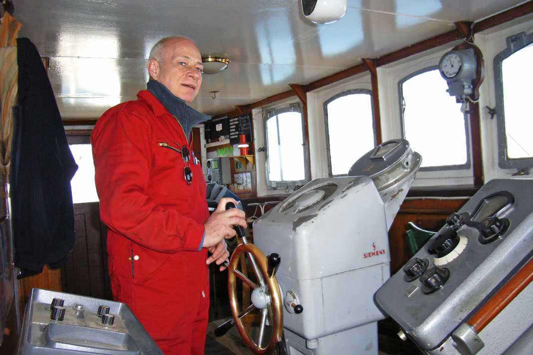 Kapitän Joachim Kaiser am Ruder der „Old Lady“, die heute wieder restauriert als „Bleichen“ fährt