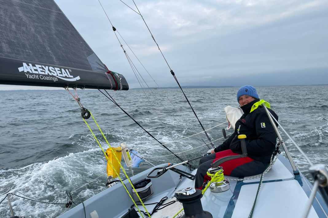 Juliane Hausmann segelte mit einem Schulboot der Hermann Lietz-Schule auf Spiekeroog das Silverrudder 2025