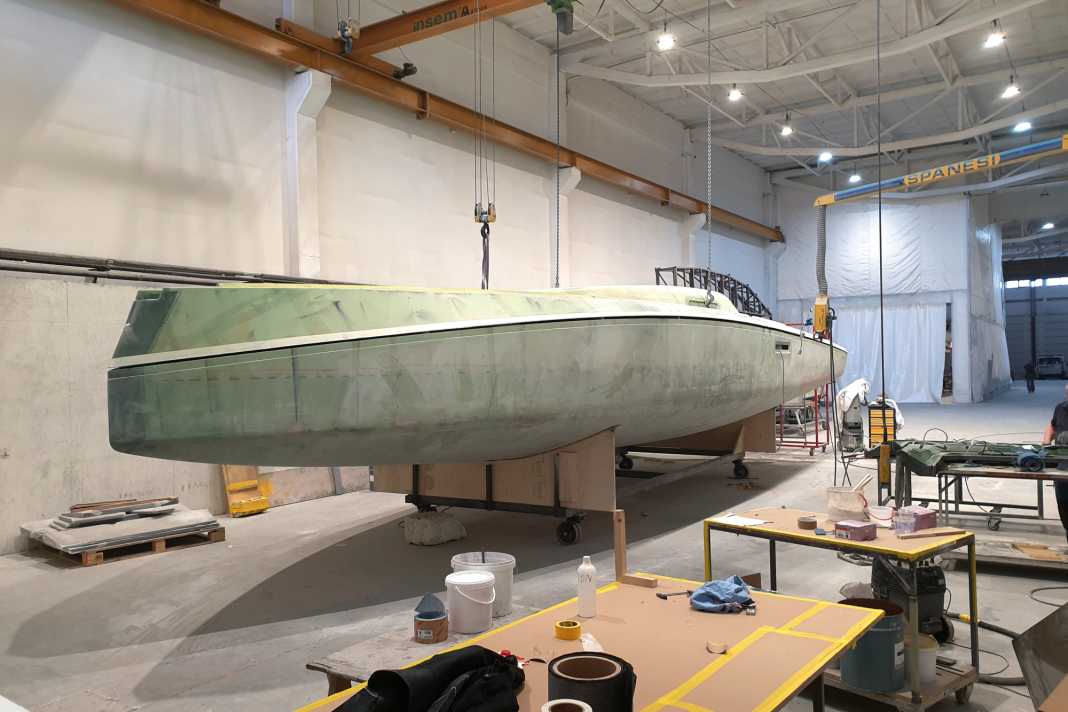 Erinnert von vorn an einen Wal, ist aber eher ein Schwarzer Marlin. Die Decksfase gibt dem Scow-Bow-Design Sprung und Schwung