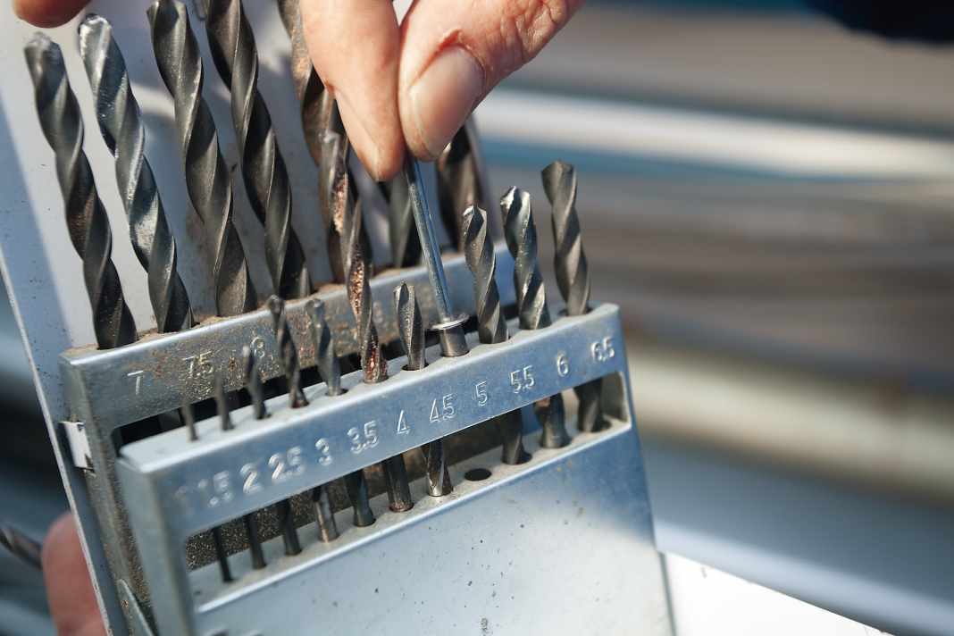 If you do not have a sliding gauge to hand, you can easily find the right drill bit in this way