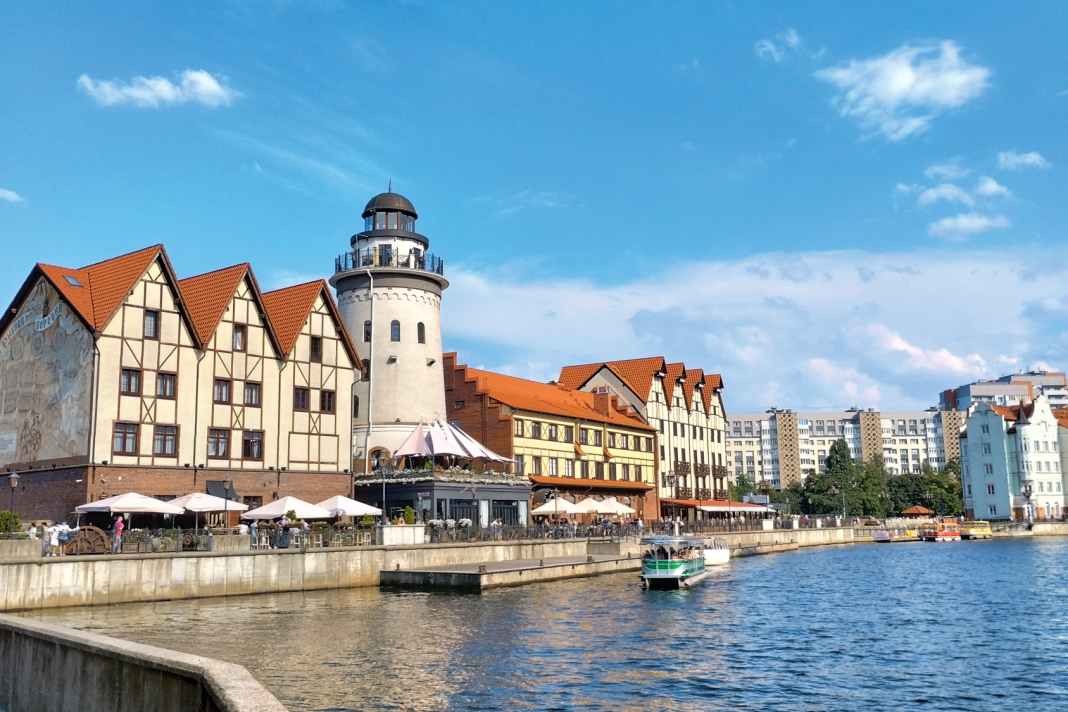 Die Fachwerkhäusern nachempfundenen Gebäude samt Leuchtturm stehen zentral am Ufer des Pregel in Kaliningrad