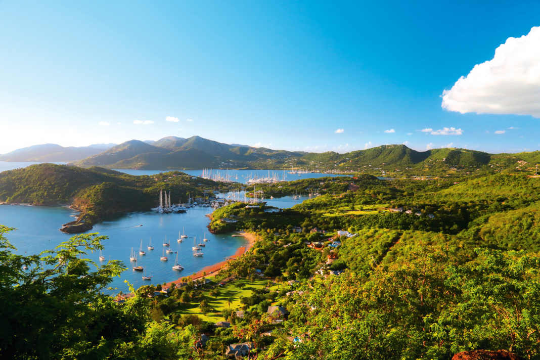 Blick von der alten Festung auf Shirley Heights auf English Harbour, Antigua