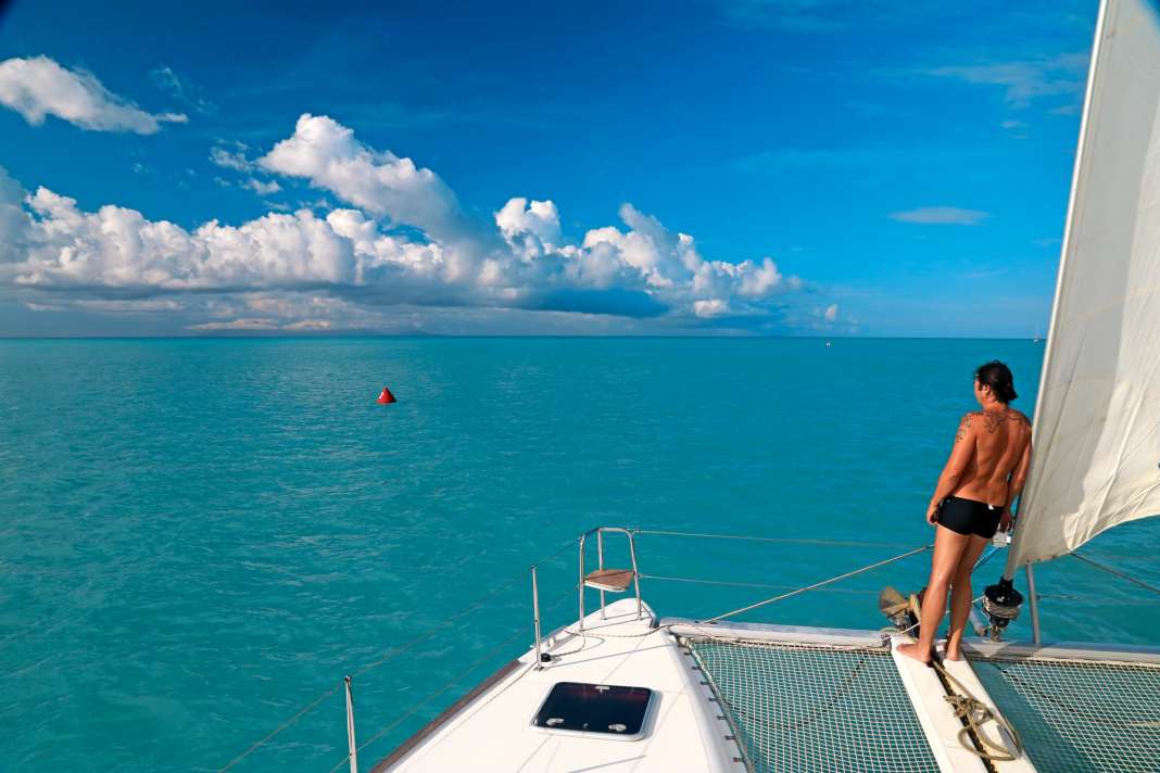 I consigli più importanti per i neofiti dei Caraibi: tenere d'occhio la barriera corallina a prua e controllare costantemente la profondità.