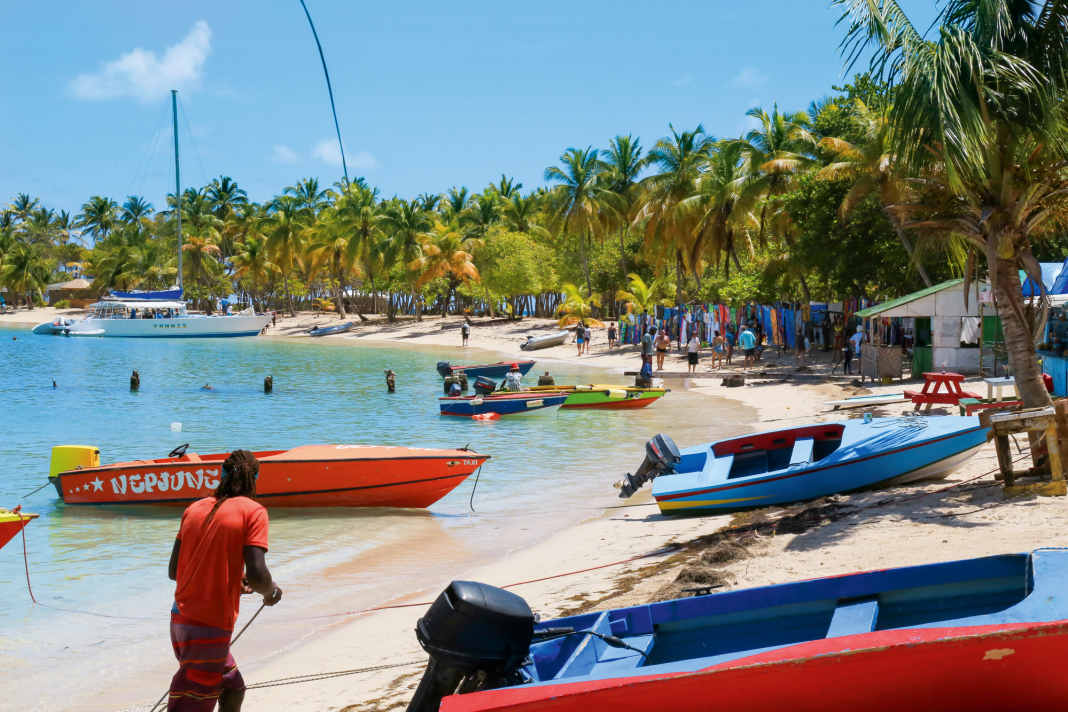 Buntes Treiben am Strand von Mayreau