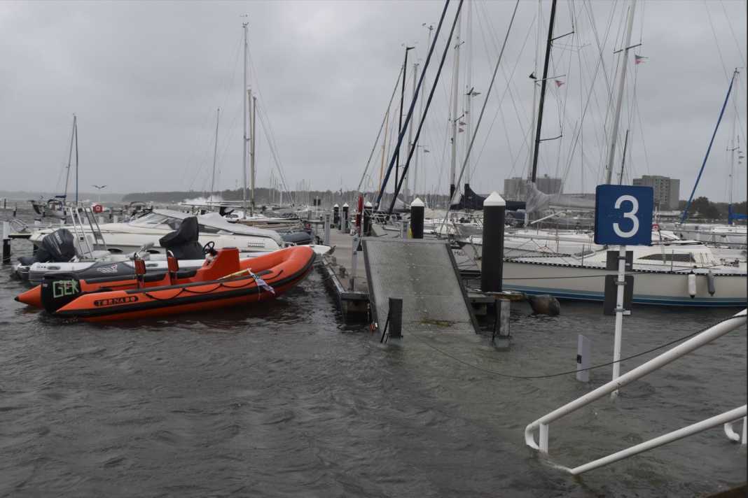 Auf die Schwimmstege ist schon lange vor dem Höhepunkt der Ostseesturmflut nicht mehr trockenen Fußes zu gelangen