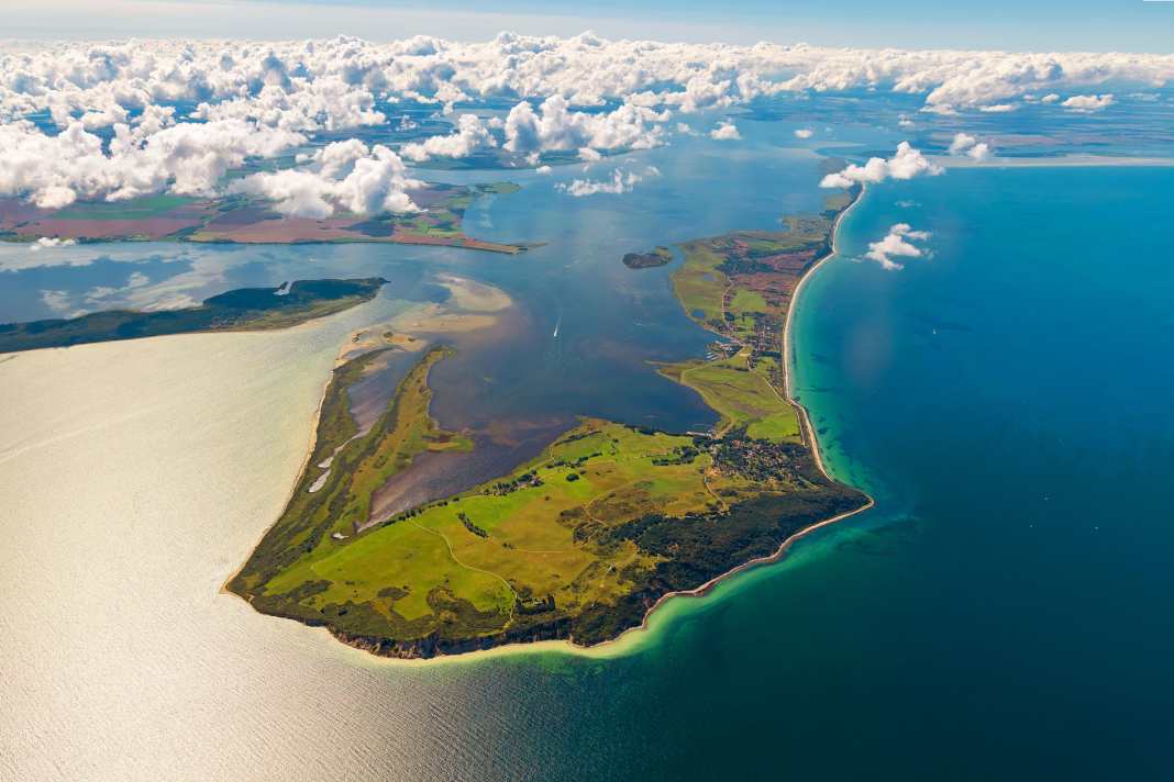 Hiddensee - una stretta striscia di terra nel mare. Con rive di canneti, una spiaggia sabbiosa, prati e tre porti. Tutto qui. Eppure è così tanto!
