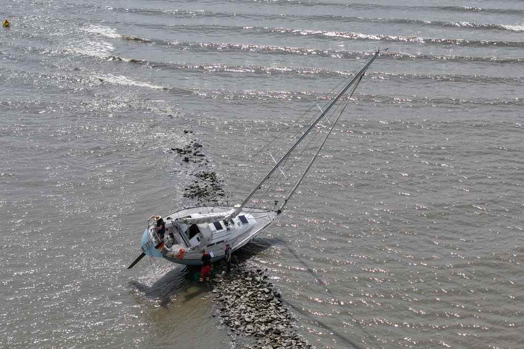 Con la bassa marea, viene alla luce la diga di pietra che sabato è stata la rovina della barca a vela.