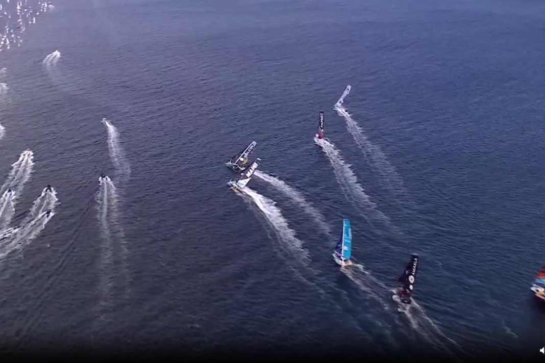 Environ 9 secondes avant le crash. Holcim PRB au près dans la rafale, Allegrande est également contraint de virer légèrement au près à cause du vent. A gauche, la flotte très dense de spectateurs.