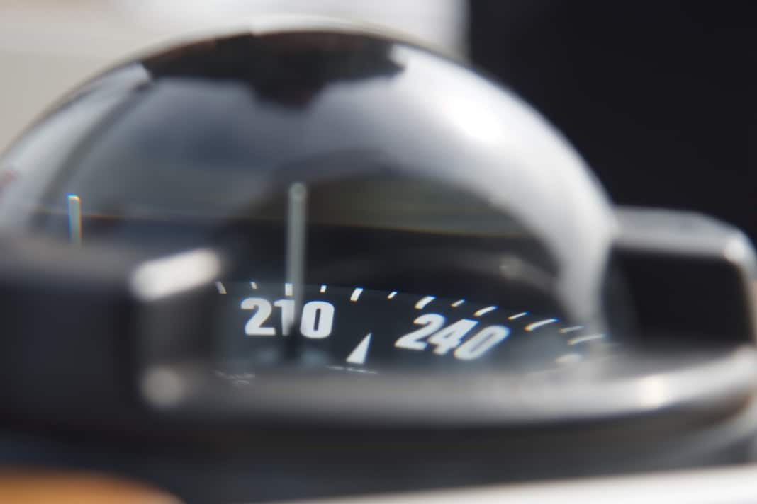 La compensation d'une boussole magnétique au moyen d'aimants de compensation doit être confiée à un professionnel. Il est possible de créer soi-même le tableau de déviation.