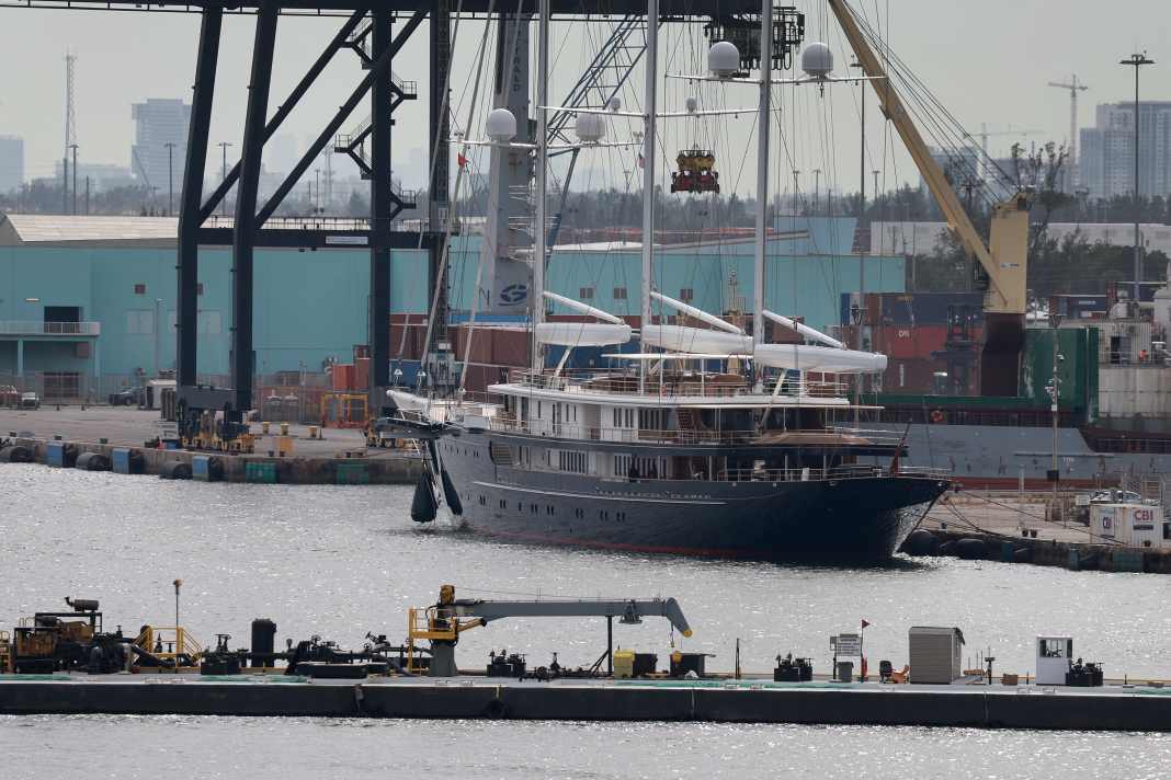 Le "Koru" dans le port maritime de Port Everglades en Floride