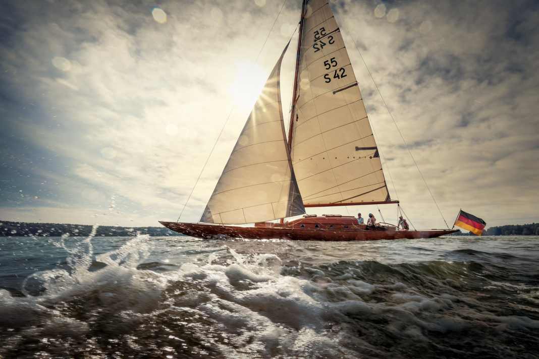 The naturally painted skerry cruiser "La Liberté" from 1934 in its new home waters, the Wannsee in Berlin