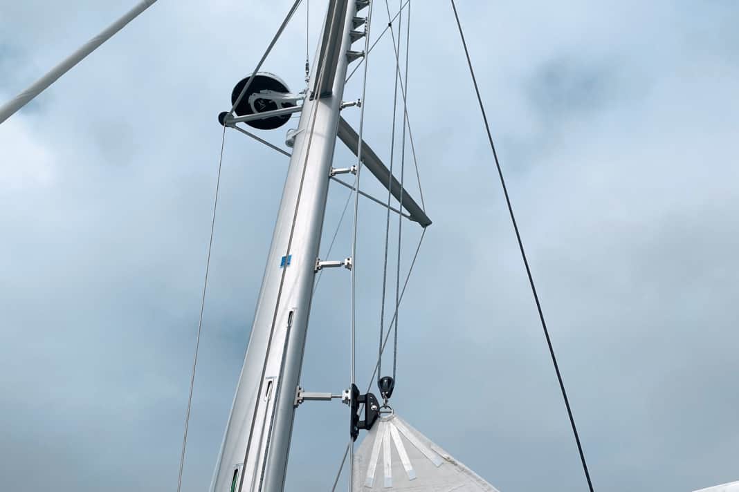 The rail for the head fitting and batten slide is movably mounted up to the first pair of spreaders. It compensates for the bending of the mast and equalises the boom's banging in rough seas as well as the compression pressure of the battens