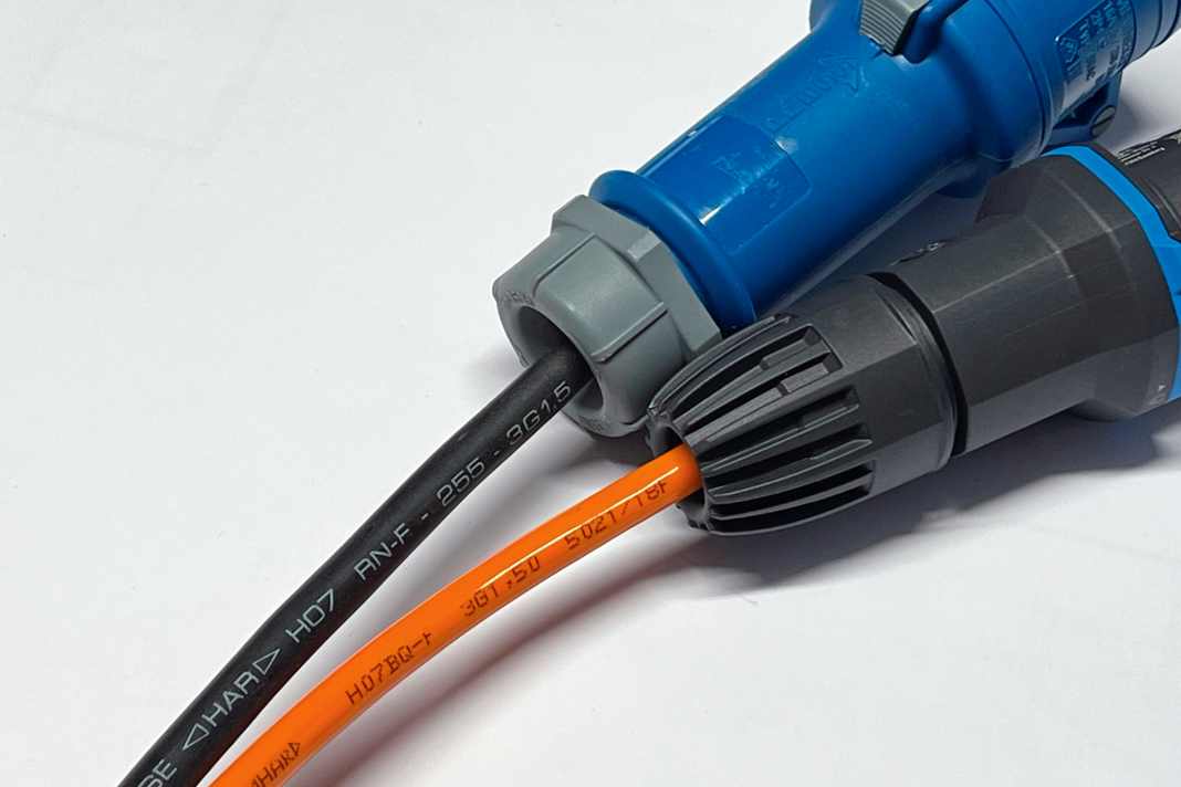 Rubber or PUR: The shore power cable is subject to high mechanical stress, which is why rubber conduit is prescribed. The even more robust PUR cable is also permitted, as it collects less dirt. As it is thinner with the same copper cross-section, it is easier to stow