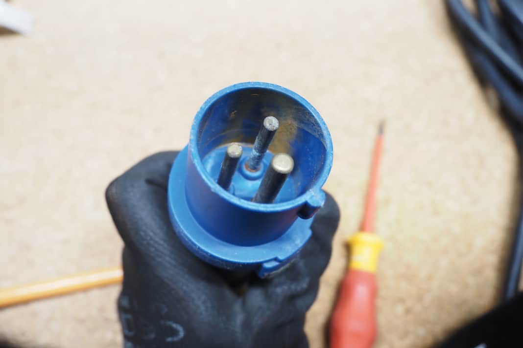 Suspicious: The solid contacts are not permanently resistant to the sea climate. As soon as corrosion is visible, the cable should be replaced