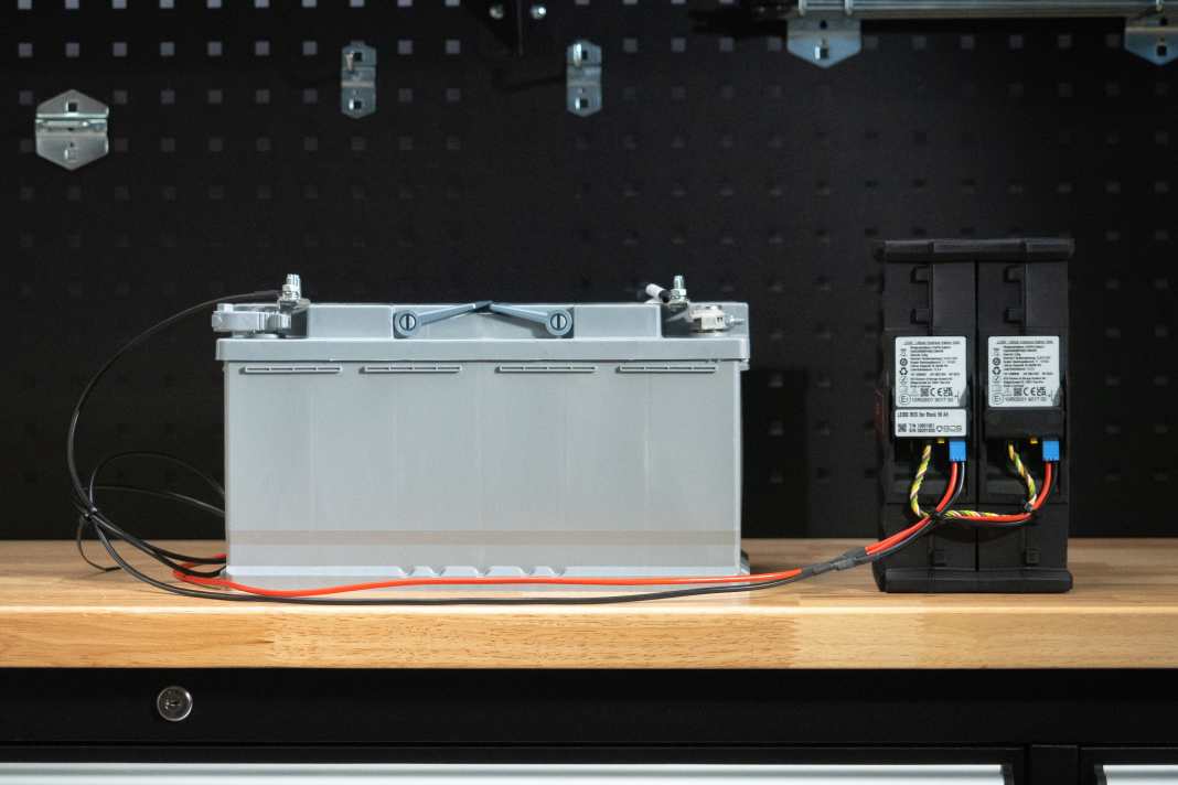 Das LE300-Modul wird an den Plus- und Minuspol der vorhandenen Batterie angeschlossen
