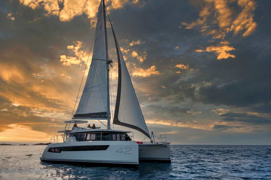 Komfortabel. Die fülligen Rümpfe, die großen Fenster sowie die Flybridge-Lounge stehen für gemütliches Fahrtensegeln
