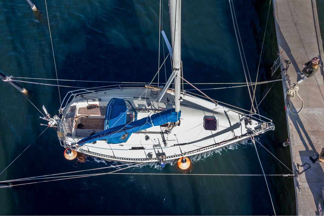 Die Liegeplätze in den Sportboot­häfen an der Ostseeküste sind meist Boxen zwischen Steg und Dalben