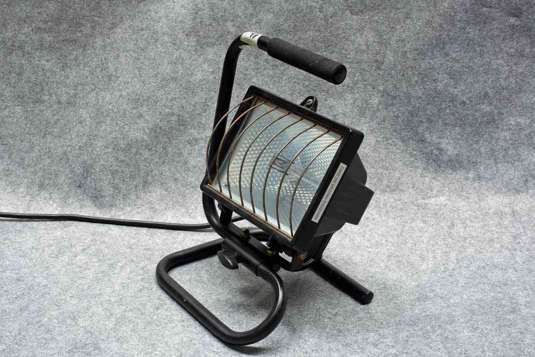 Projecteur de chantier halogène : bon marché et très répandu, mais le projecteur fournit plus de chaleur que de lumière - il émet un bon chauffage. La lueur jaune n'est pas optimale
