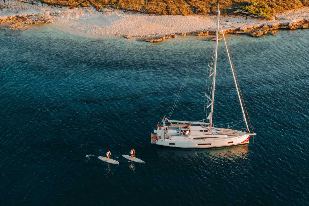 Stand Up Paddleboards sind auf vielen Yachten mit dabei. Ob als reines Spaßgerät für die Ankerbucht oder als platzsparende Dingi-Alternative
