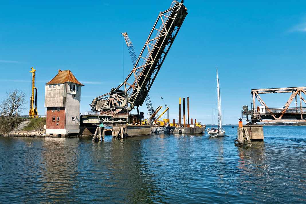 Die Eisenbahnbrücke Lindaunis, die durch eine provisorische Brücke ersetzt wurde