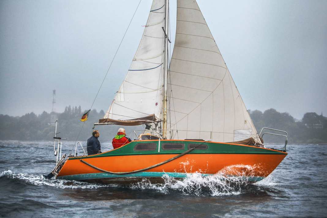 Backdeck, Löffelbug, achtern stehen­des Rigg und breiter Rumpf: ein Serienboot vom Typ Listang, eines der letzten noch segelnden Exemplare