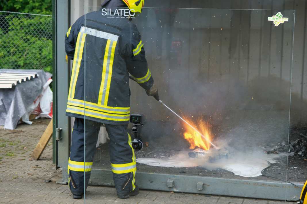 The extinguishing attempts took place on the Fisacon premises. Behind a pane of armoured glass for safety