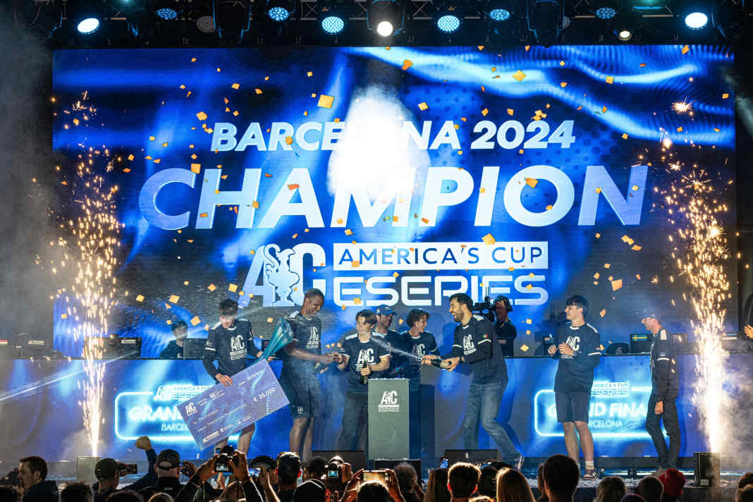 Die Sieger der ersten America's Cup e-Series feiern sich auf der Bühne im Race Village von Barcelona