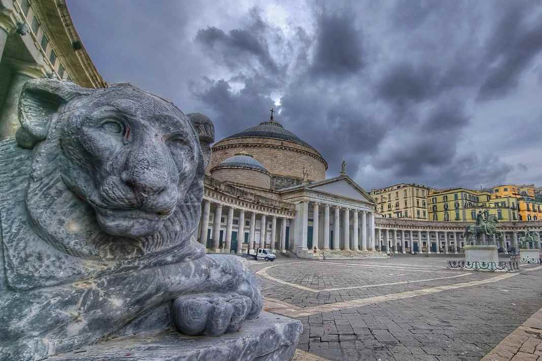 Basilica di San Francesco di Paolo a Napoli, in Piazza del Plebicito, davanti alla quale fa la guardia un leone.
