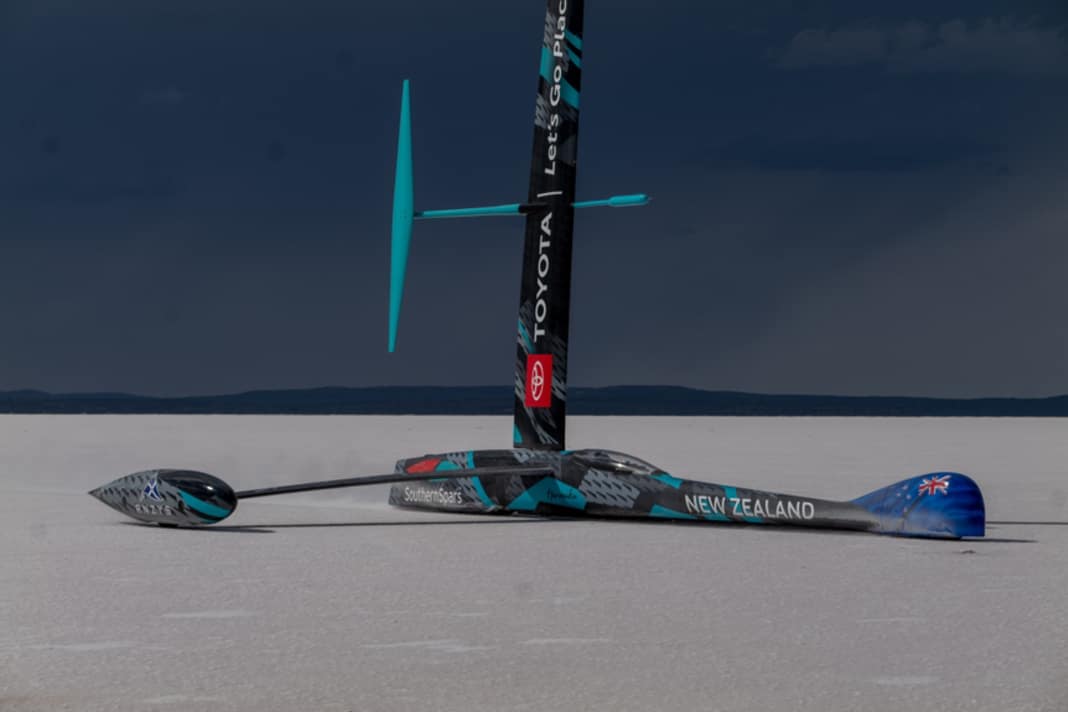 Mit diesem Hightech-Strandsegler gelang dem Emirates Team New Zealand der neue Landspeed-Weltrekord 
