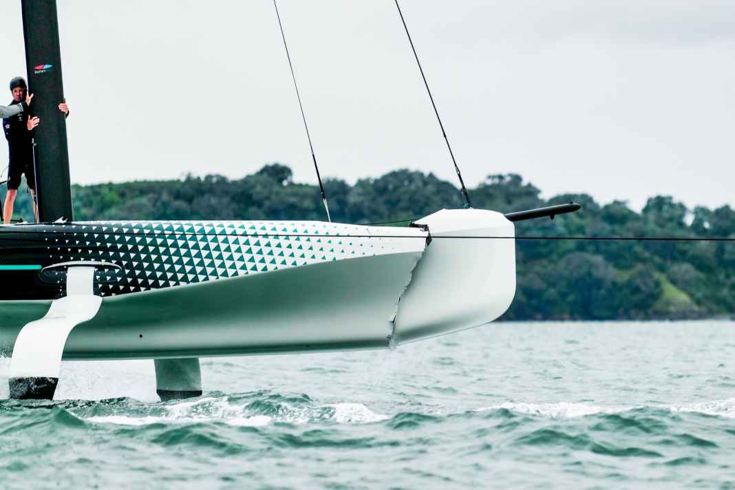 Le yacht test a dû être remorqué sur les foils jusqu'à la maison