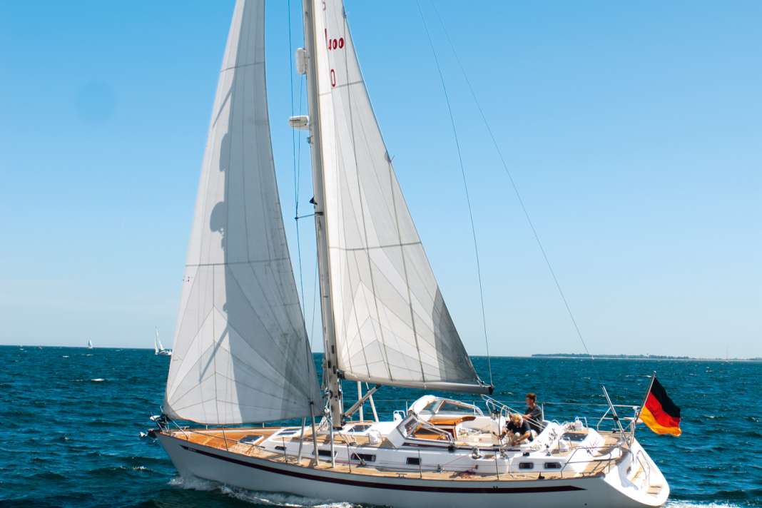 1. Ideally on the chocolate bows: Go upwind so that the cloth runs into the mast profile at a flat angle. The gap for this is always slightly off centre. At Seldén, this is slightly to the right and the sail is furled anti-clockwise. Sailing on port tack is then ideal