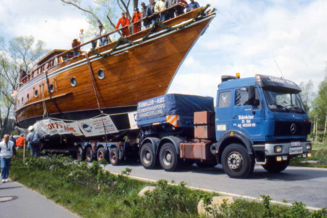 Nur wenige Zuwege zum Wasser sind für den Transport des fast 100 Tonnen wiegenden Rohbaus geeignet. Es entsteht der Plan vom Ab­slippen am Strand von Scharbeutz